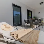 Luxury Private Residence Zadar With Terrace & Garage Parking - Quiet Boutique Stay For Couples 자다르