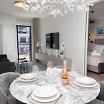 Luxury Private Residence Zadar With Terrace & Garage Parking - Quiet Boutique Stay For Couples 자다르