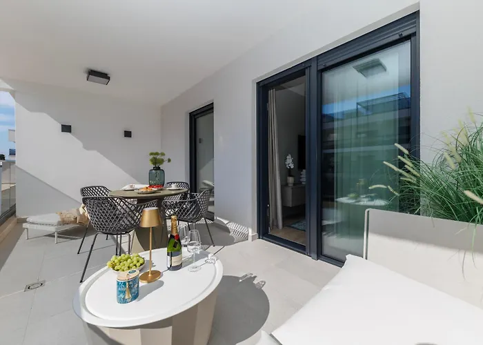 Amores Luxury By Belmont Realty *