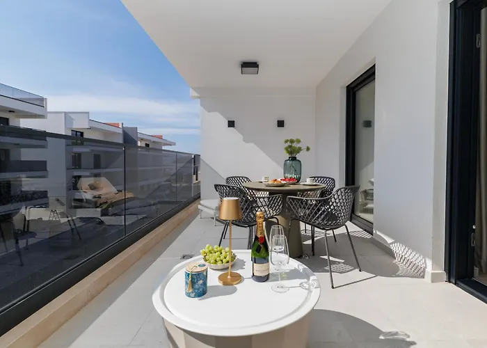Amores Luxury By Belmont Realty